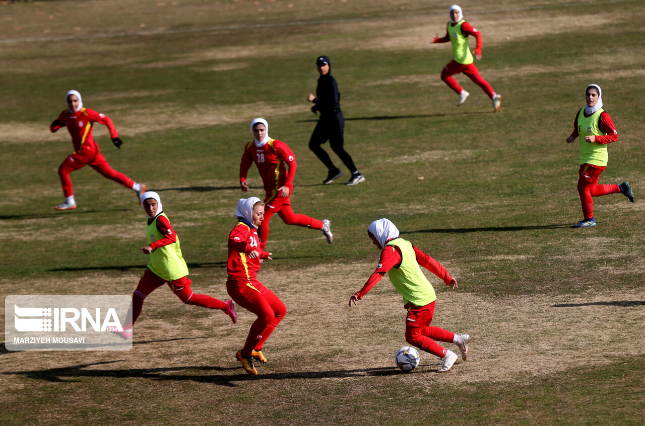 سرمربی شهرداری بم: صعود به جام جهانی برای تیم ملی فوتبال زنان دشوار نیست