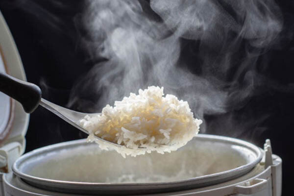 ۴ ترفند کاربردی درباره پختن برنج | اگر برنج شور شد یا بوی سوختگی گرفت چه کنیم؟
