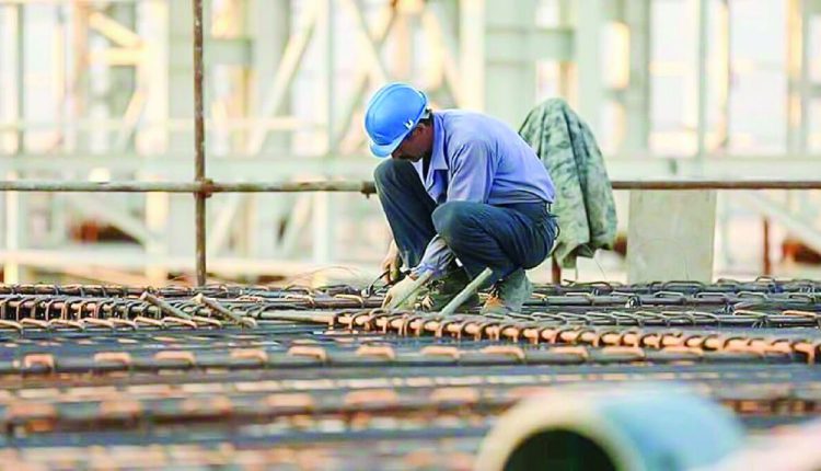 کاهش منابع بیمه کارگران ساختمانی؛ بخشنامه وزارت کشور وعدهها را نقض کرد