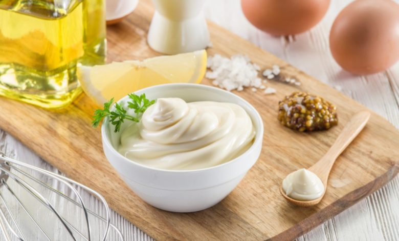 به جای سس مایونز چه بخوریم؟ | ۵ چاشنی خوشطعم برای سالاد